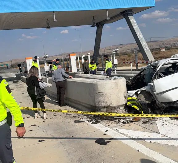 Aksaray'da otoyol gişelerinde feci kaza: Genç sürücü hayatını kaybetti
