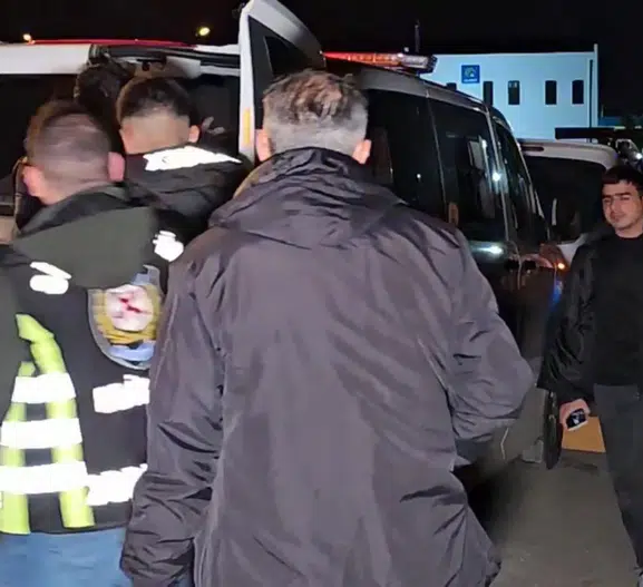 Çalıntı ihbarı polis ekiplerini kaçak göçmen operasyonuna götürdü