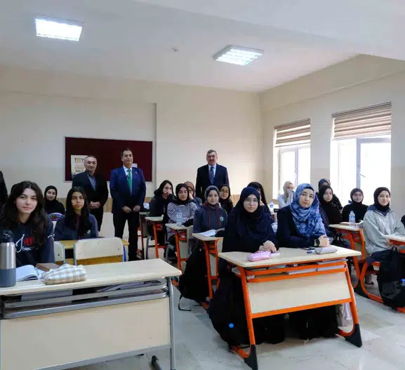Sıralarında oturduğu okulun rektörü oldu: Yıllar sonra aynı koridorlarda gençlere yol gösterdi