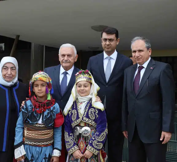 Binali Yıldırım'dan Uşak'ta eğitime dev destek: Geleceğin mimarları için yeni kapılar açıldı