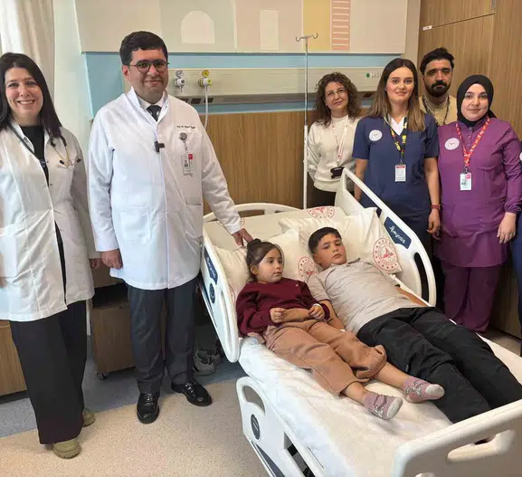 Okul koridorunda başlayan korku dolu anlar: İki kardeşin kalbindeki gizli tehlike aynı operasyonla son buldu