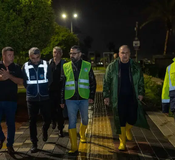 Mersin'de aniden bastıran sağanak hayatı felç etti: Belediye ekipleri teyakkuza geçti