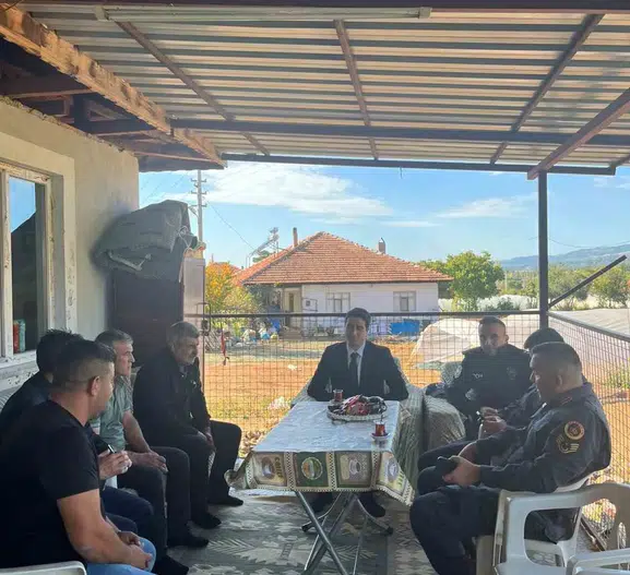 Beyağaç'ta yürekleri ısıtan ziyaret: Kaymakam Haydari kaza geçiren öğrenciyi yalnız bırakmadı