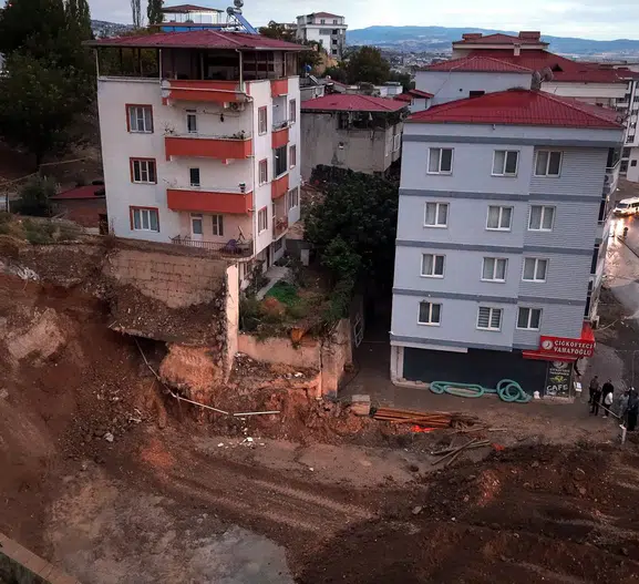 Kahramanmaraş'ta temel kazısı kabusu: Müteahhit kaçtı, mahalleli çaresiz kaldı