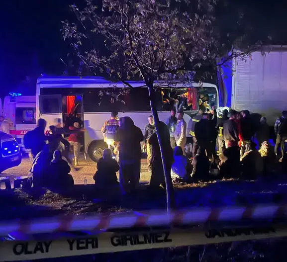 Isparta'da tarım işçilerini taşıyan araçta can pazarı: 17 yaralı
