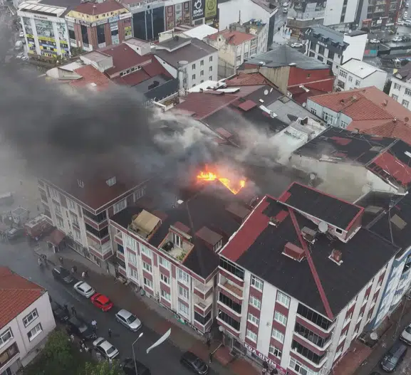 Arnavutköy'de korku dolu anlar: Alevlerin sardığı binadan tahliye operasyonu