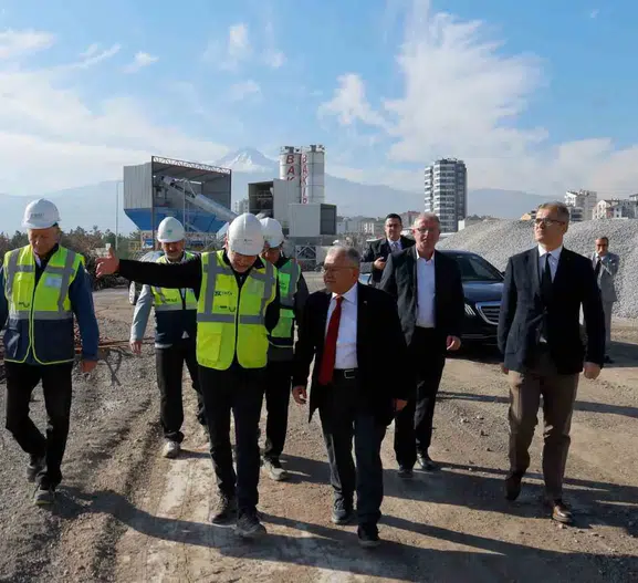 Kayseri'nin ulaşım düğümünde sabah mesaisi: Başkan Büyükkılıç şantiyeye indi