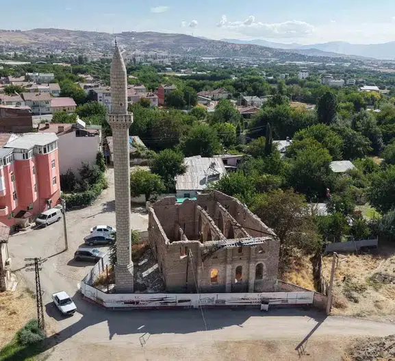 Tarihi Aksaray Camii'nde 6 yıllık sessizlik: 300 yıllık miras kaderine terk edildi