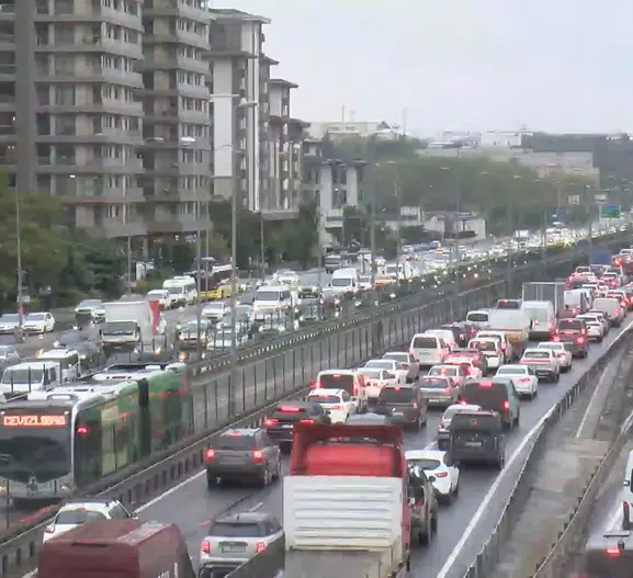 Megakentte akşam trafiği kilitlendi: Yüzde 89 yoğunlukla hayat durma noktasına geldi