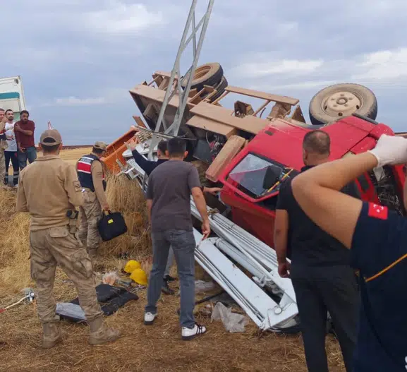 Ergani yolunda korkunç kaza: Elektrik işçilerini taşıyan araç devrildi