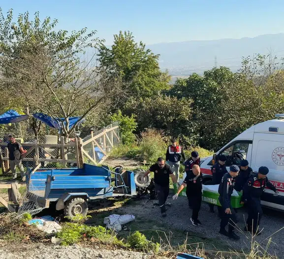 Düzce'de tarım aracı faciası: Virajı alamayan patpat devrildi
