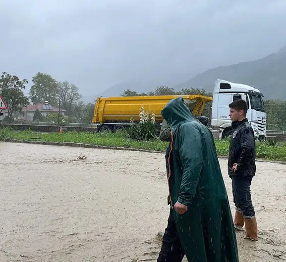 Sakarya'da sağanak kabusu: D-650 kara yolunda sürücüler zor anlar yaşadı