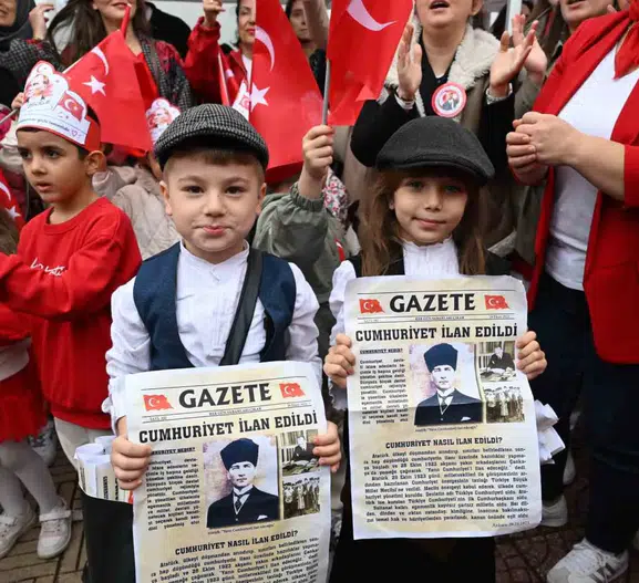 Manisa'da Cumhuriyet coşkusu: Tarihi manşetler çocukların ellerinde yeniden hayat buldu