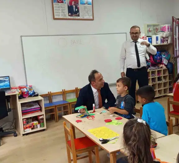 Efeler'de sıra dışı okul ziyareti: Müdür Çomruk çocuklarla oyun arkadaşı oldu
