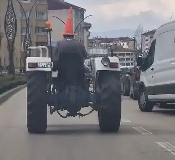 Bolu trafiğinde görenleri hayrete düşüren görüntü: Kafasında dubayla direksiyon başına geçti