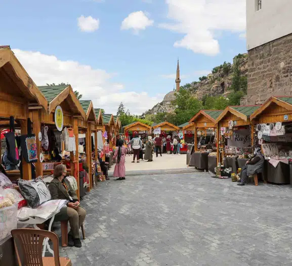 Talas'ta el emeği rüzgarı: Kasım ayının ilk pazarı üretici kadınlara ayrıldı
