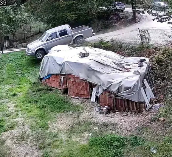 Karabük'te dehşet anları: Kamyonet bahçeye daldı