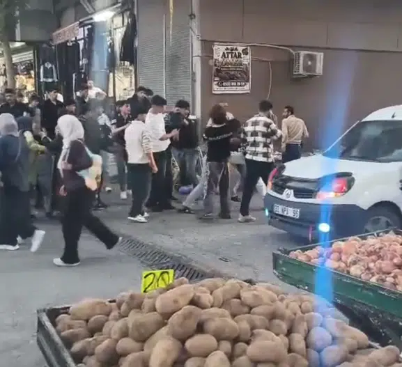 Şanlıurfa'da pazar yerinde dehşet anları: Sopa ve bıçaklar havada uçuştu