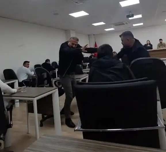 Silopi Belediye Meclisi'nde bütçe gerilimi: Toplantı salonunda yumruklar konuştu
