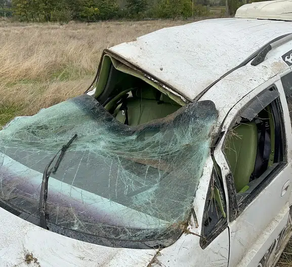 Tosya yolunda dehşet anları: Minibüs taklalar atarak şarampole uçtu