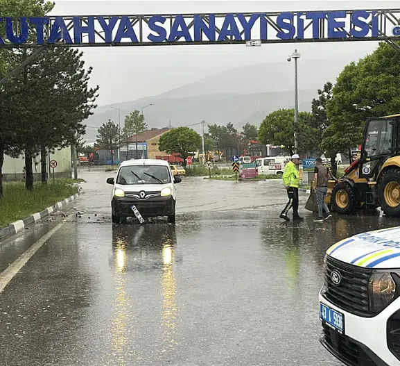 Kütahya’da aniden bastıran sağanak şehri kilitledi