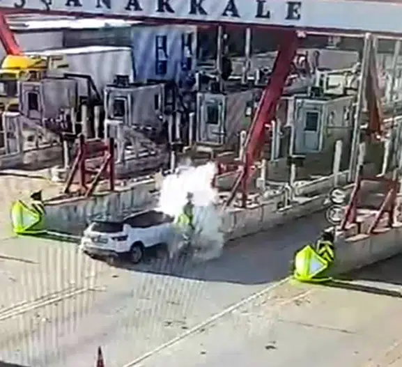 Malkara gişelerinde beton bariyere çarpan otomobil can aldı