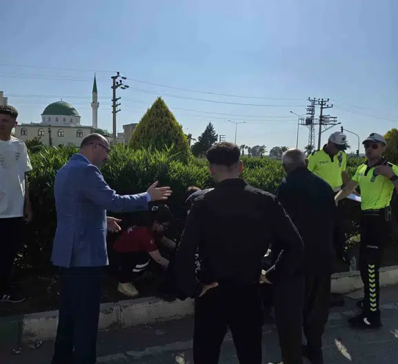 Vali Serdengeçti kaza yerinde yaralı gence yardım etti