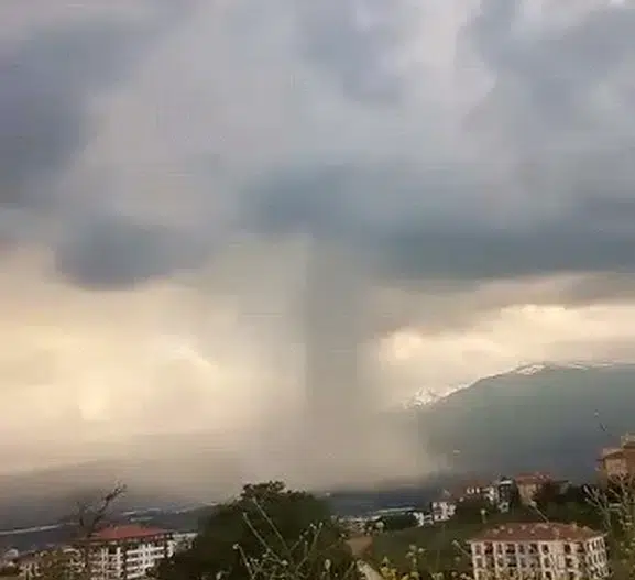 İnegöl’de aniden bastıran sağanak yolları su altında bıraktı