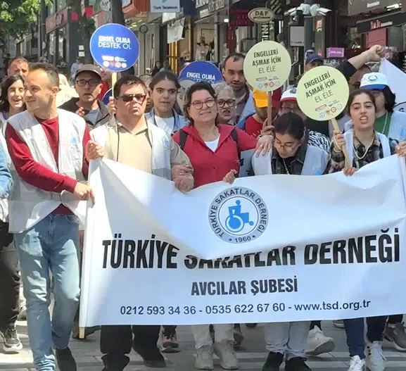 Avcılar sokaklarında engelleri aşan yürüyüş