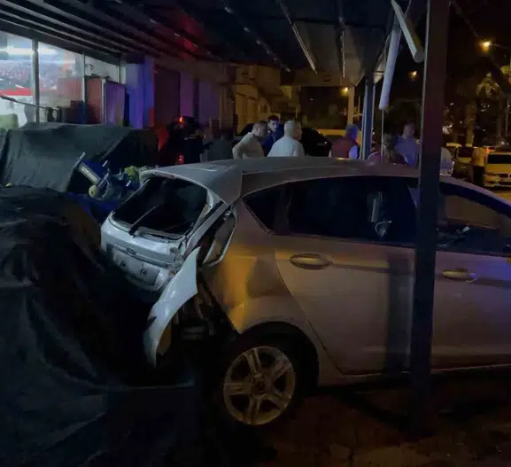 Osmaniye’de otomobil manav reyonuna daldı