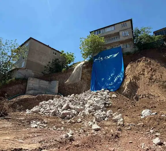 İzmit'te inşaat kazısı felakete yol açtı 56 kişi evsiz kaldı