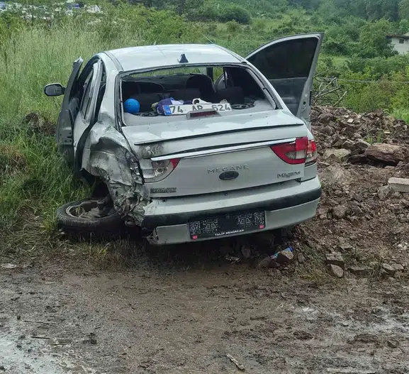 Zonguldak yolunda tır devrildi Aynı aileden 5 kişi yaralandı