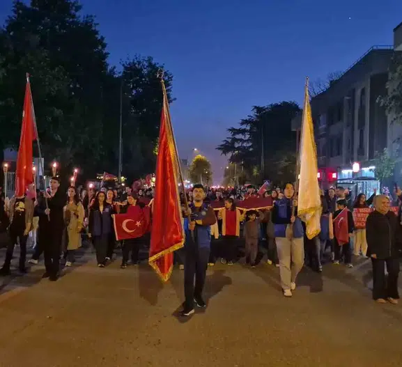 Düzce sokakları 19 Mayıs için fener alayıyla aydınlandı