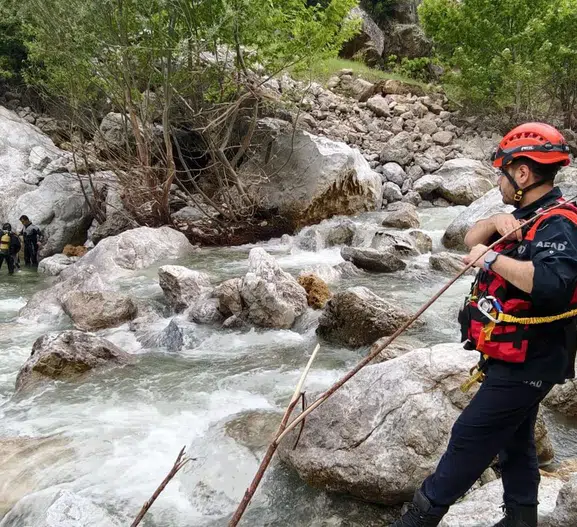 Ceyhan Nehri’nde kaybolan 62 yaşındaki vatandaşı arama çalışmaları üçüncü gününde