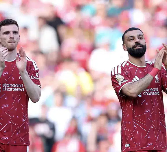 Liverpool efsaneleri Anfield çimlerine veda etti