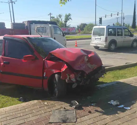 Bursa yolunda zincirleme kaza 1 ölü 4 yaralı