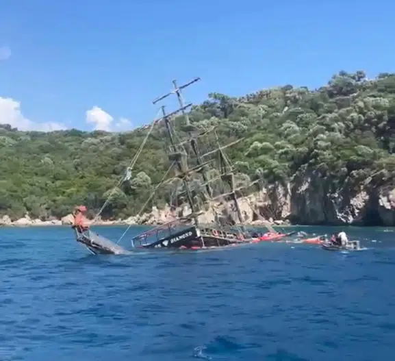 Marmaris açıklarında batan tur teknesinden 110 kişi kurtarıldı