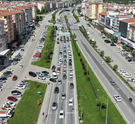 Bayram dönüşü Çorum yollarında trafik kilitlendi