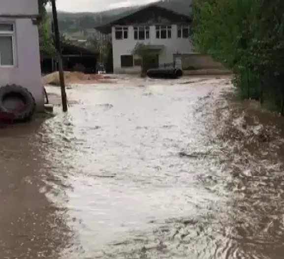 Amasya köy yollarını sel bastı