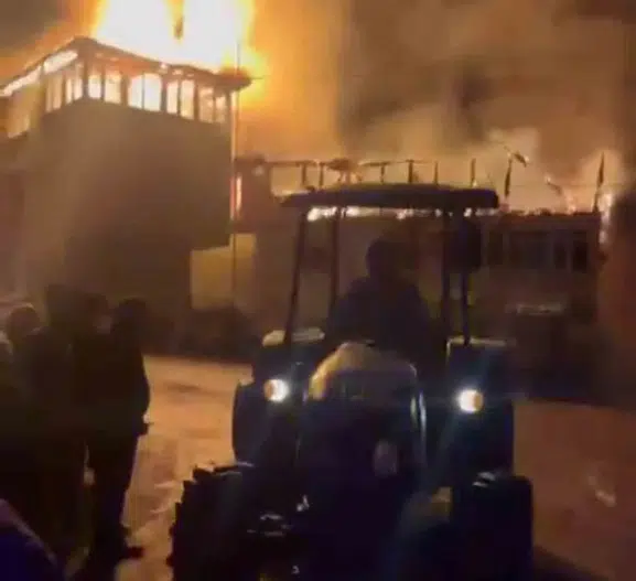 Amasra’da evde başlayan yangın cami ve köy konağını küle çevirdi