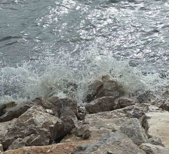 Van Gölü sert rüzgarla kabardı