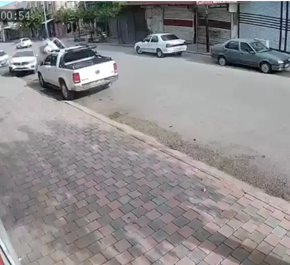Siverek’te kontrolden çıkan araç park halindeki otomobile çarparak devrildi