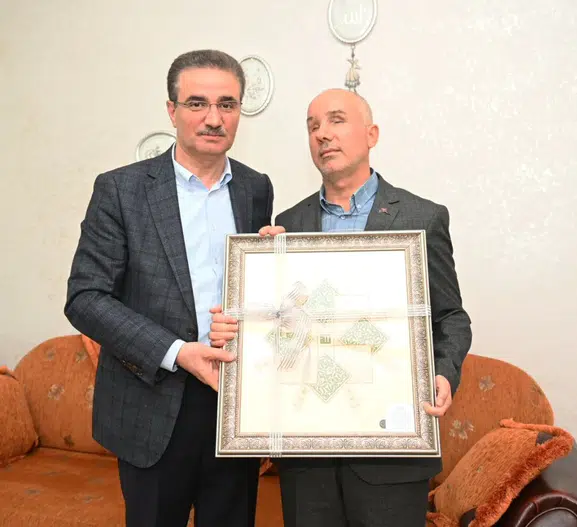 Erzurum Valisi bayramda gazileri evlerinde ziyaret etti