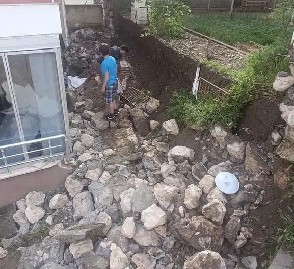 Amasya'da apartman duvarı saniyeler içinde çöktü