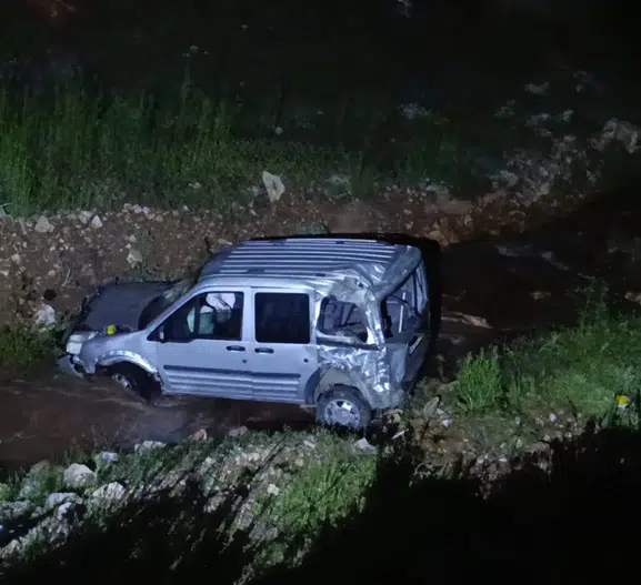 Malatya’da direksiyon hakimiyeti kayboldu araç dereye devrildi