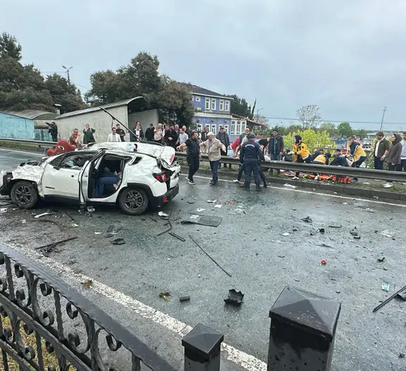 Rize’de feci kaza Havalanan cip karşı şeritteki aracın üzerine düştü