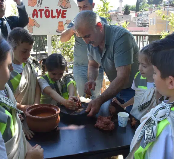 İlkokul öğrencileri İzmir Arkeopark alanında minik arkeolog oldu