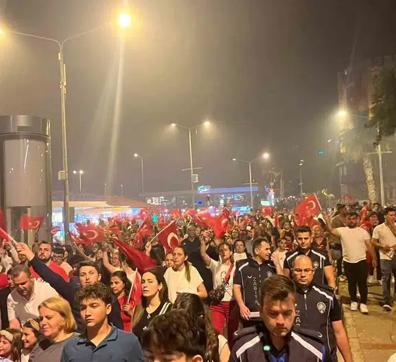 Alanya 19 Mayıs coşkusunu meşaleler ve Ceza şarkılarıyla yaşadı