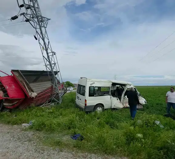 Aksaray'da tarım işçilerini taşıyan minibüs ile kamyonet kavşakta çarpıştı