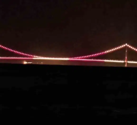 1915 Çanakkale Köprüsü şampiyonluk kutlaması için sarı kırmızıya büründü